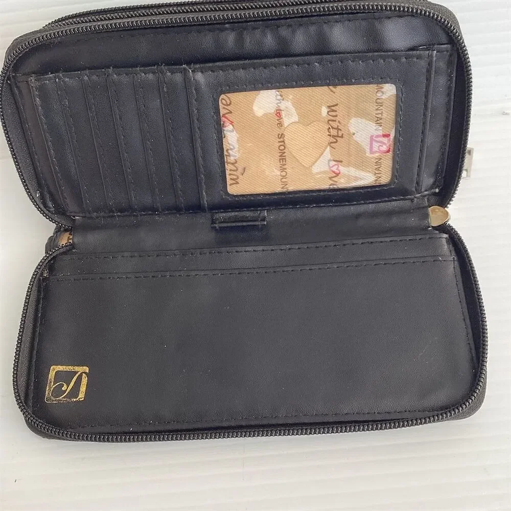 Stone Mountain Women's‎ Black Leather Zip-Around Wallet